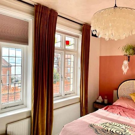 3 Bedroom Spacious Seaside Apartment With Estuary Views Southend-on-Sea Eksteriør billede